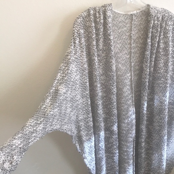 Black and white knit kimono - Picture 2 of 4